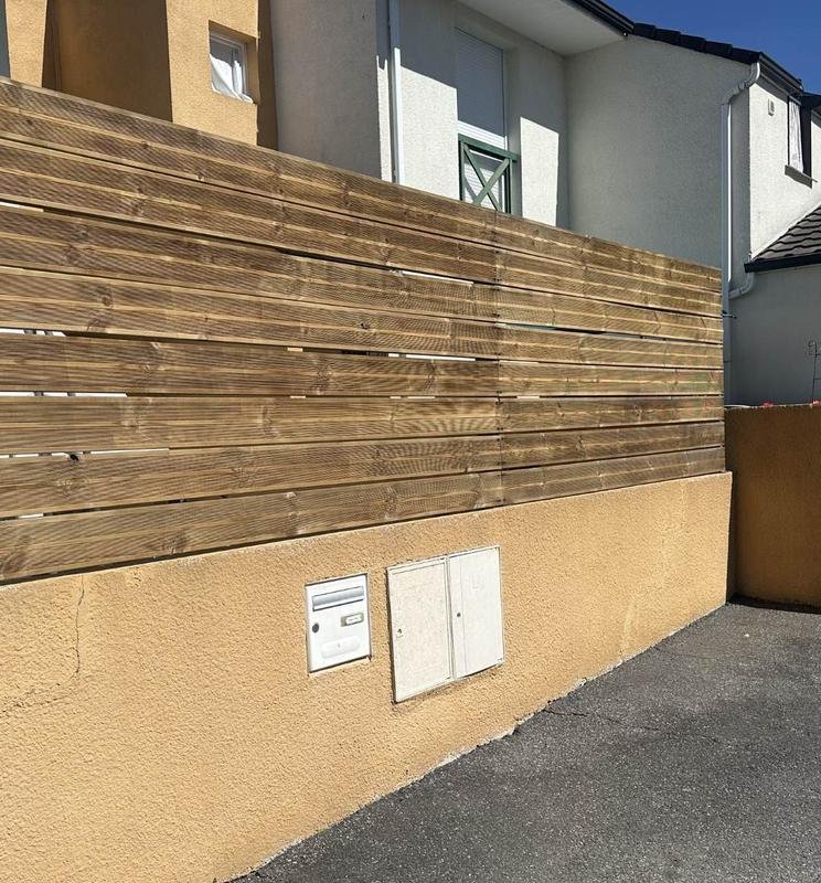 Muret et bardage bois après nettoyage
