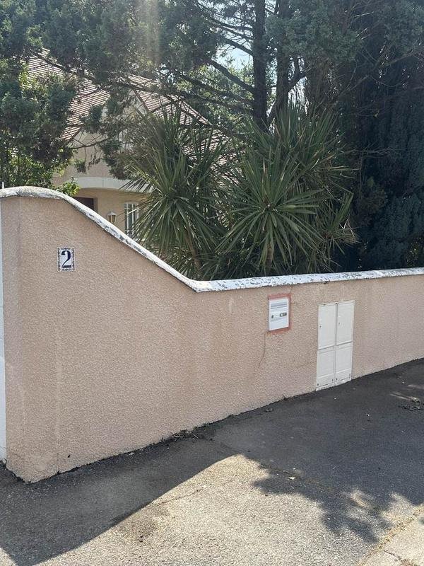 Mur extérieur enduit d'une maison après nettoyage