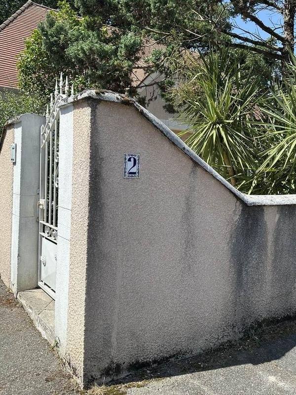 Mur extérieur enduit d'une maison avant nettoyage