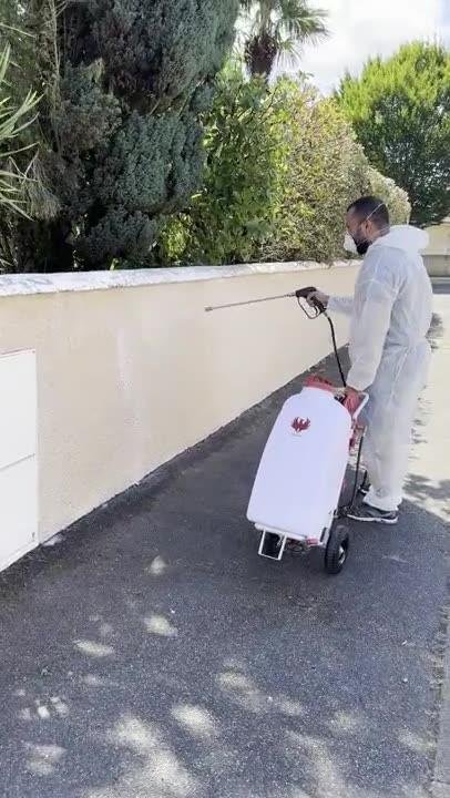 Application d'un traitement au pulvérisateur sur un mur extérieur