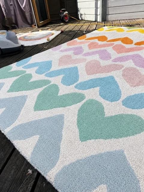 Tapis coloré après nettoyage