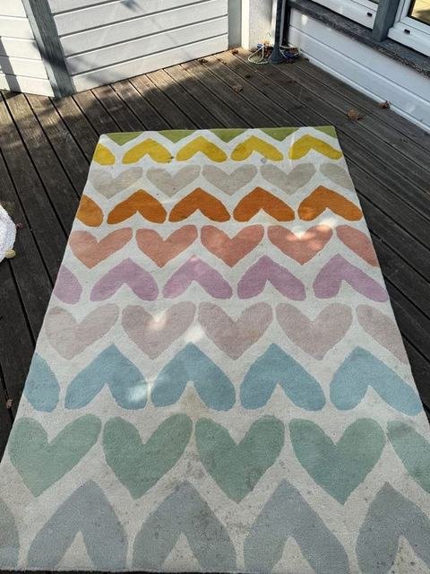 Tapis coloré avant nettoyage