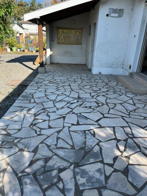 Terrasse en dallage de pierre avant nettoyage