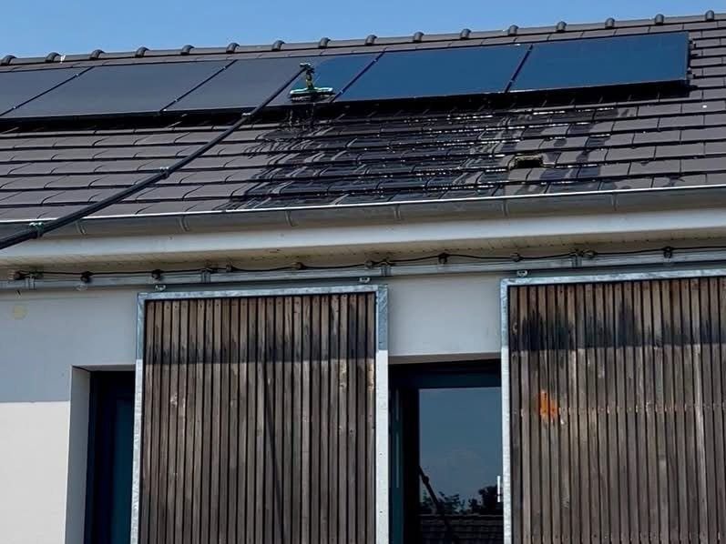 Panneaux solaires encrassés en cours de nettoyage