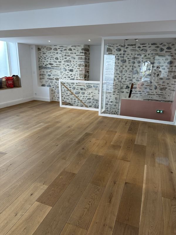 Parquet d'un local commercial après remise en état