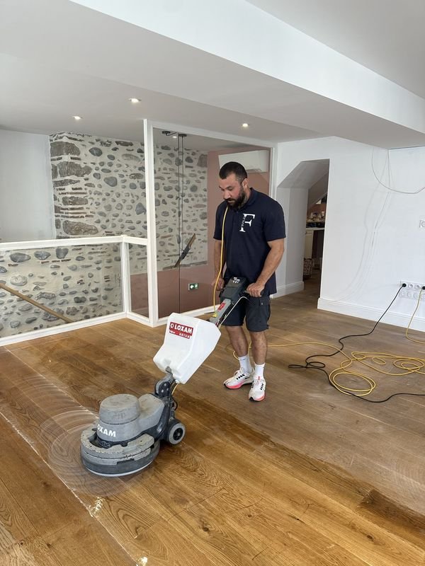 Nettoyage du parquet d'un local commercial à la monobrosse