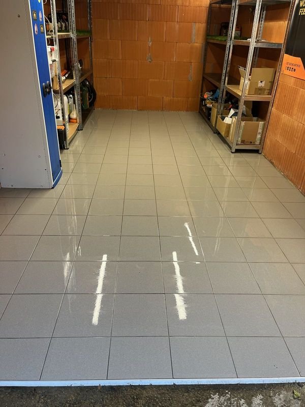 Sol carrelé d'un garage après nettoyage