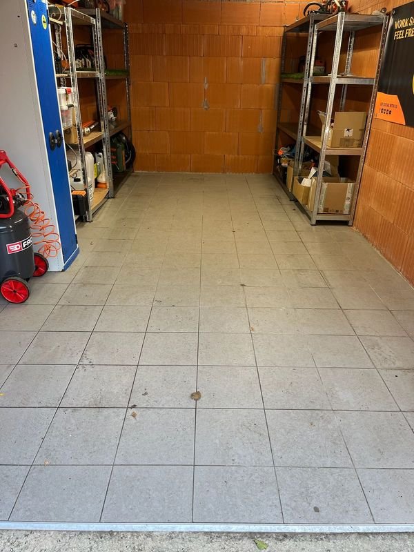 Sol carrelé d'un garage avant nettoyage