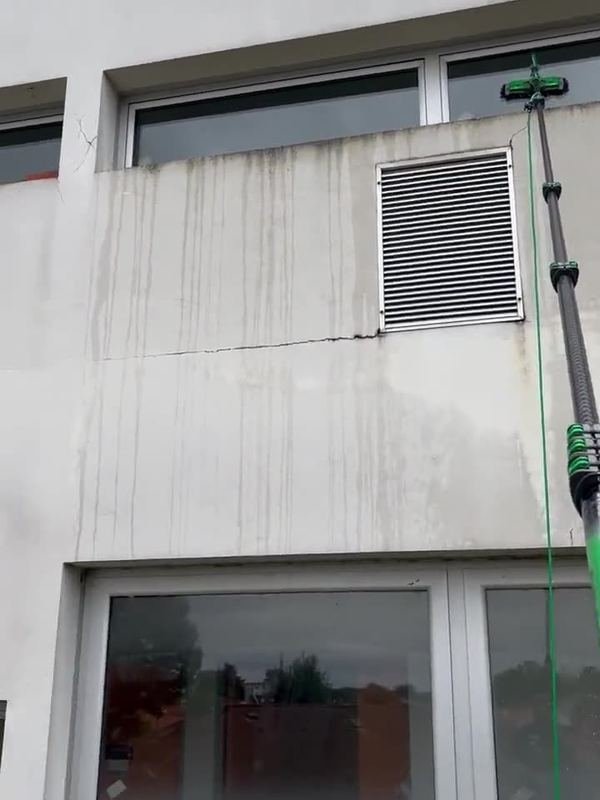 Nettoyage de vitres en hauteur sur la façade d'une maison de retraite