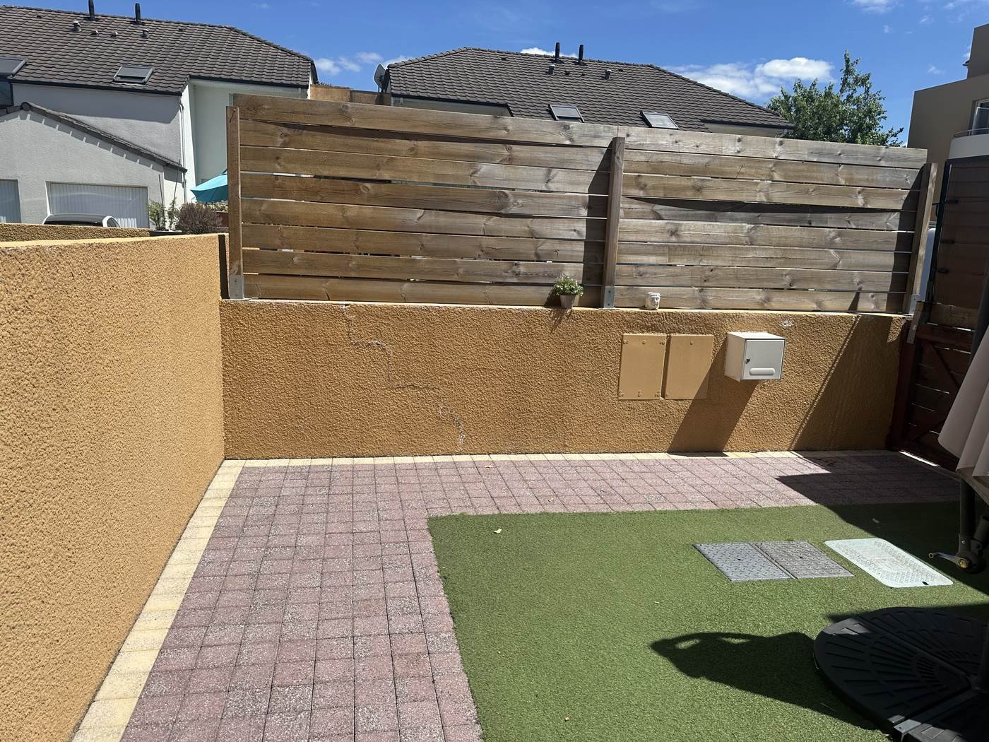 Cour intérieure après nettoyage des dalles, mur et bardage